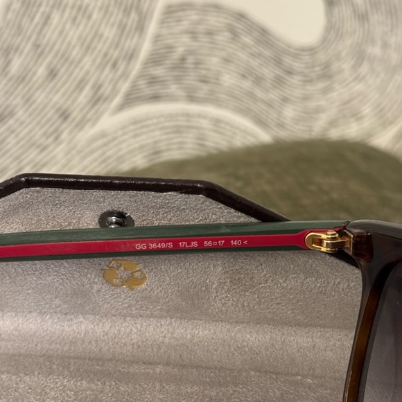 LIKE NEW! Never worn Gucci sunglasses with case. - Picture 4 of 4